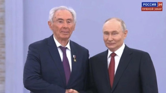 Владимир Путин наградил директора Симферопольского завода Александра Баталина золотой медалью «Герой труда»