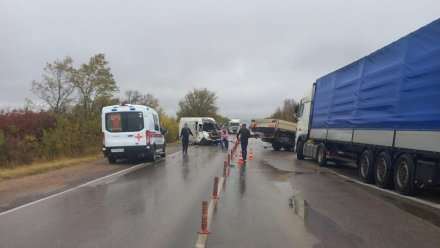 Иномарка столкнулась с грузовиком в Симферопольском районе