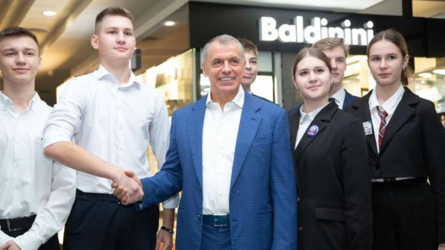 В Крыму проходит акция "Парламентская елка"