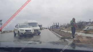 На Ялтинском кольце в Севастополе столкнулись легковушка и микроавтобус