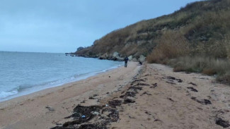 В Крыму загрязнены мазутом восемь участков