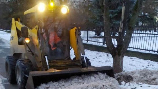 Более 10 единиц техники расчищают Симферополь от снега и гололёда