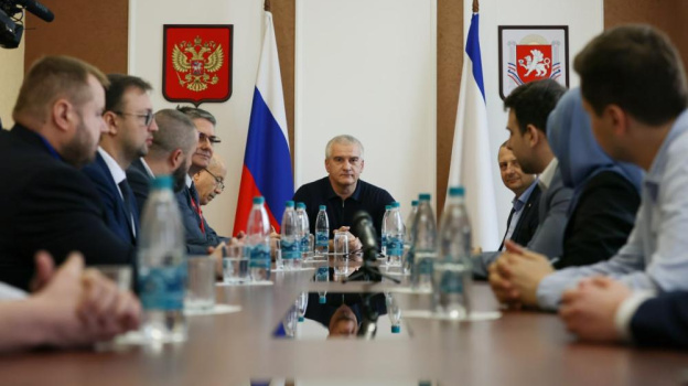 Глава Крыма Сергей Аксёнов встретился с международными наблюдателями 