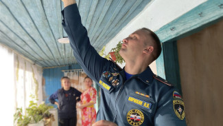 Сотрудники МЧС установили пожарную сигнализацию в домах крымчан
