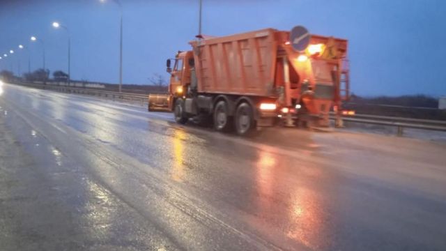 В Крыму обрабатывают дороги от гололедицы