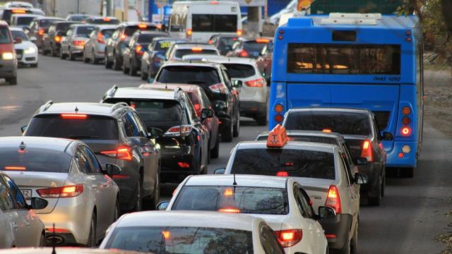 Более 700 машин застряли перед Крымским мостом