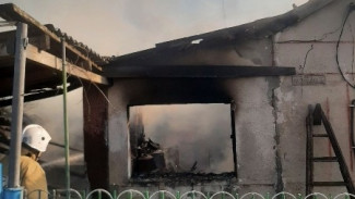 На пожаре в крымском поселке спасли мужчину 