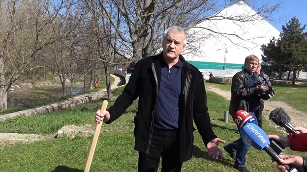 Глава Крыма высадил деревья на набережной Салгира (ВИДЕО)