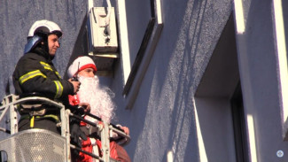 Дед Мороз-спасатель поздравил пациентов севастопольской детской горбольницы