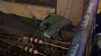 В Симферополе грузовик упал с моста на железнодорожное полотно