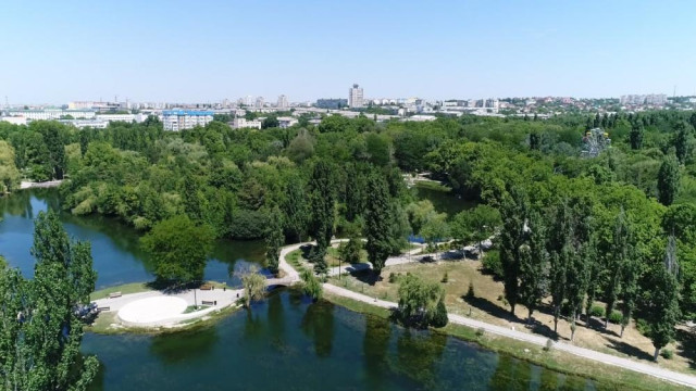 Дорожки в парках крымской столицы не будут обрабатывать антигололёдным реагентом