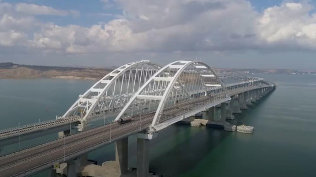 Число автомобилей в очереди к Крымскому мосту со стороны Тамани уменьшилось до 250