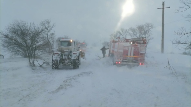 19 автомобилей в Крыму вытащили из снежных заносов