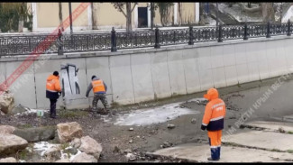 Незаконные граффити закрашивают на улицах Симферополя
