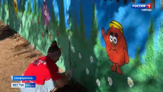 В Симферополе волонтеры команды «Молодёжки Народного фронта» украшают фасады и заборы детских садов картинками из любимых мультфильмов детей