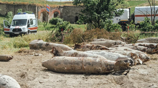 Пиротехники уничтожили в Керчи более тридцати бомб ВОВ 