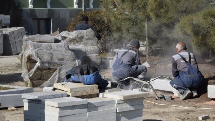 На площади Ленина строители укладывают газон и плитку