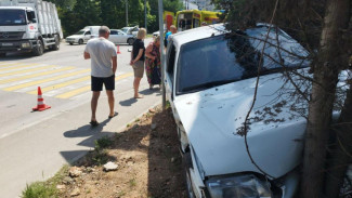 В Севастополе водитель автомобиля врезался в иномарку и наехал на велосипедиста