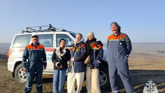 Три девушки застряли на горном склоне под Феодосией