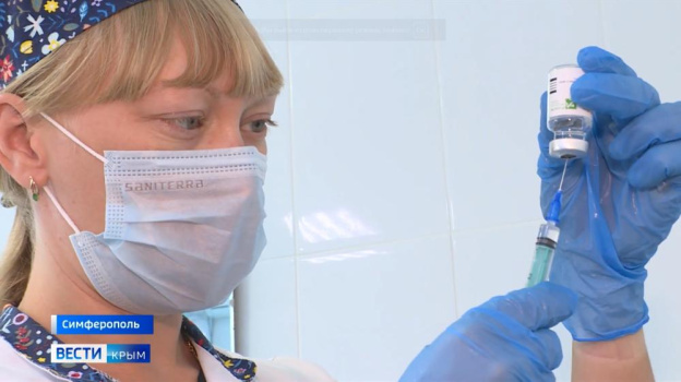Крымчане выстраиваются в очереди, чтобы пройти ревакцинацию от коронавируса