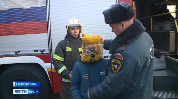 Крымские спасатели показали мастер-класс кадетам МЧС
