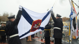 Впервые корабль ЧФ получил кормовой Георгиевский флаг
