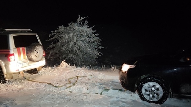 Внедорожник с пассажирами застрял в Крымских горах