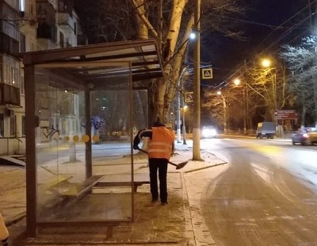 В Керчи остановки очищают от снега и льда