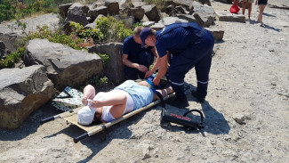 Туристка пошла в крымские горы в сланцах и сломала сустав на ноге 