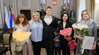 Трём молодым семьям в Ялте вручили сертификаты на жильё