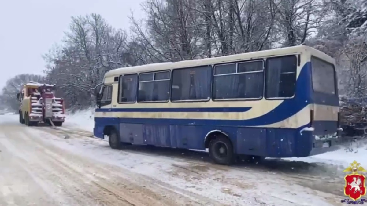 В Севастополе в снежных заносах застряли груженые фуры и рейсовый автобус –  Новости Крыма – Вести Крым