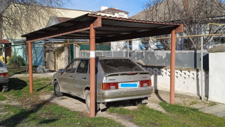 В Феодосии ищут владельцев забора, калитки и навеса