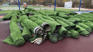 В Ялте обновляют покрытие на футбольном поле