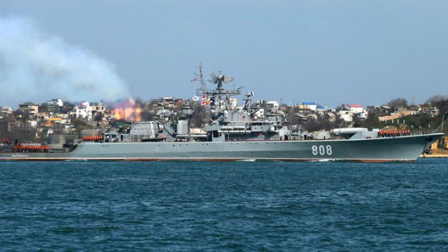 Российский сторожевик "Пытливый" наблюдает за кораблем ВМС США в Черном море