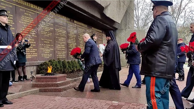 В Севастополе в День защитника Отечества провели церемонию возложения цветов у Вечного огня