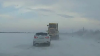 В Крыму возобновлено движение по двум дорогам, перекрытым из-за снегопада
