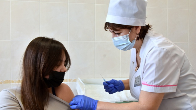 В Крыму вакцинировали почти 300 подростков