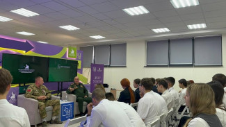 Школьники Симферополя встретились с депутатом Госсовета РК Виктором Аносовым