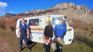 Спасателям пришлось снимать жительницу Сочи с 10-метрового камня в горах под Алуштой