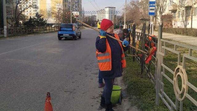 Вандалы разрисовали дорожные знаки в Керчи