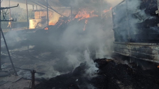 На сеновале в Кировском районе загорелся грузовик