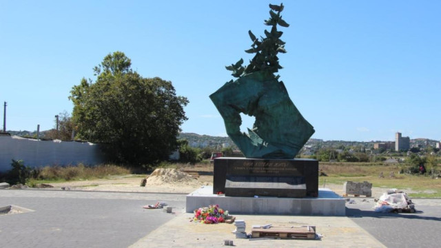 У мемориала жертвам керченской трагедии благоустраивают площадь