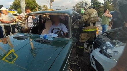 В Крыму спасатели разрезали машину, чтобы достать водителя