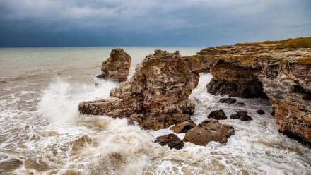 ЮВО: в Крыму идут поиски военных, унесённых в открытое море на лодке 