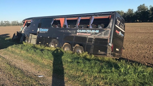 На Кубани в ДТП попал автобус, перевозивший студентов в Крым