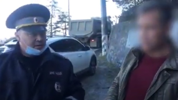 200 доз наркотиков: в Ялте поймали мужчину с банкой конопли 