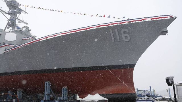 Ракетный эсминец США направляется в Черное море