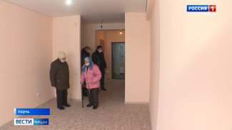 В Керчи 101-летней пенсионерке вручили ключи от новой квартиры