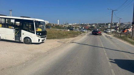 В Севастополе автоледи на иномарке протаранила автобус