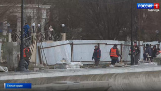 Более трёх тысяч человек ликвидируют последствия разрушительного шторма на Крымском полуострове